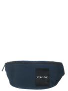 Image of Pochette ceinture Calvin Klein en toile très pratique en vacances. Elle est composée d'un compartiment zippé. Ceinture ajustable fermée par un clip en plastique. Longueur totale ceinture + sac : 125 cm. Nos photographies sont retouchées. La retouche d'ima