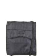 Image of Pochette papiers à porter sur ou sous vos vêtements. Elle se deplie et laisse apparaitre deux poches à fermeture Eclair, deux petites poches plaquées et un emplacement pour carte bancaire. Bandoulière ajustable qui se range dans une poche dorsale.- Format