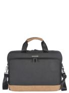 Image of Style décontracté mais toujours professionnel, cette serviette nous est proposé par la marque belge Davidt's. Elle se compose de deux espaces de rangement :l'intérieur du premier compartiment est matelassé pour accueillir un ordinateur 16' et propose égal