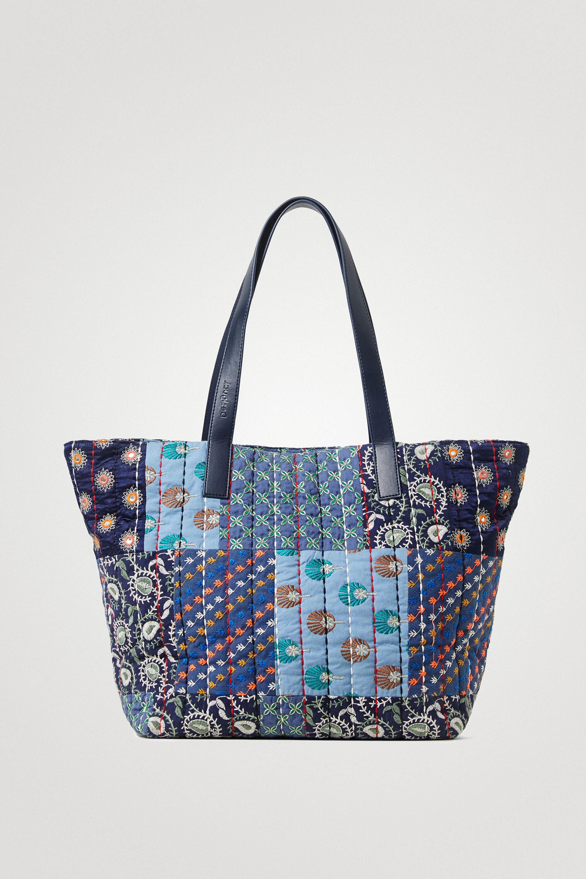 Image of Original avec son jeu de textures et ses broderies de plusieurs matières qui se mélangent sur le patch boho de ce shopping Desigual. Le compartiment central à grande capacité peut contenir un classeur A4 et dispose de grandes anses.<br>L'intérieur doublé