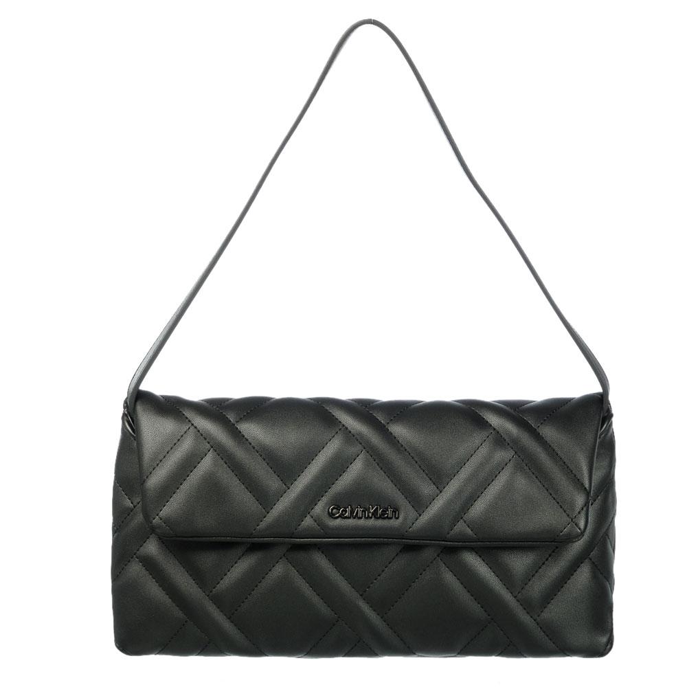 Image of Pochette en simili cuir matellassé Calvin Klein.<br>Elle se portera court à l'épaule ou bien à la main pour une touche sophistiquée.<br>L'intérieur non doublé propose une poche téléphone, et deux poches plates.<br>Fermeture par rabat aimanté.<br><br>Nos p