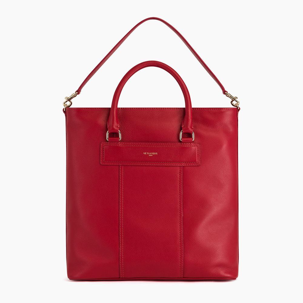 Image of <p>Dans ses découpes graphiques singulières, la ligne Judith laisse une place importante au confort quotidien. <br />Ce sac hobo moyen modèle se porte à la main ou sur l'épaule grâce à sa courte bandoulière amovible.<br />L'intérieur est équipé de 2 poche