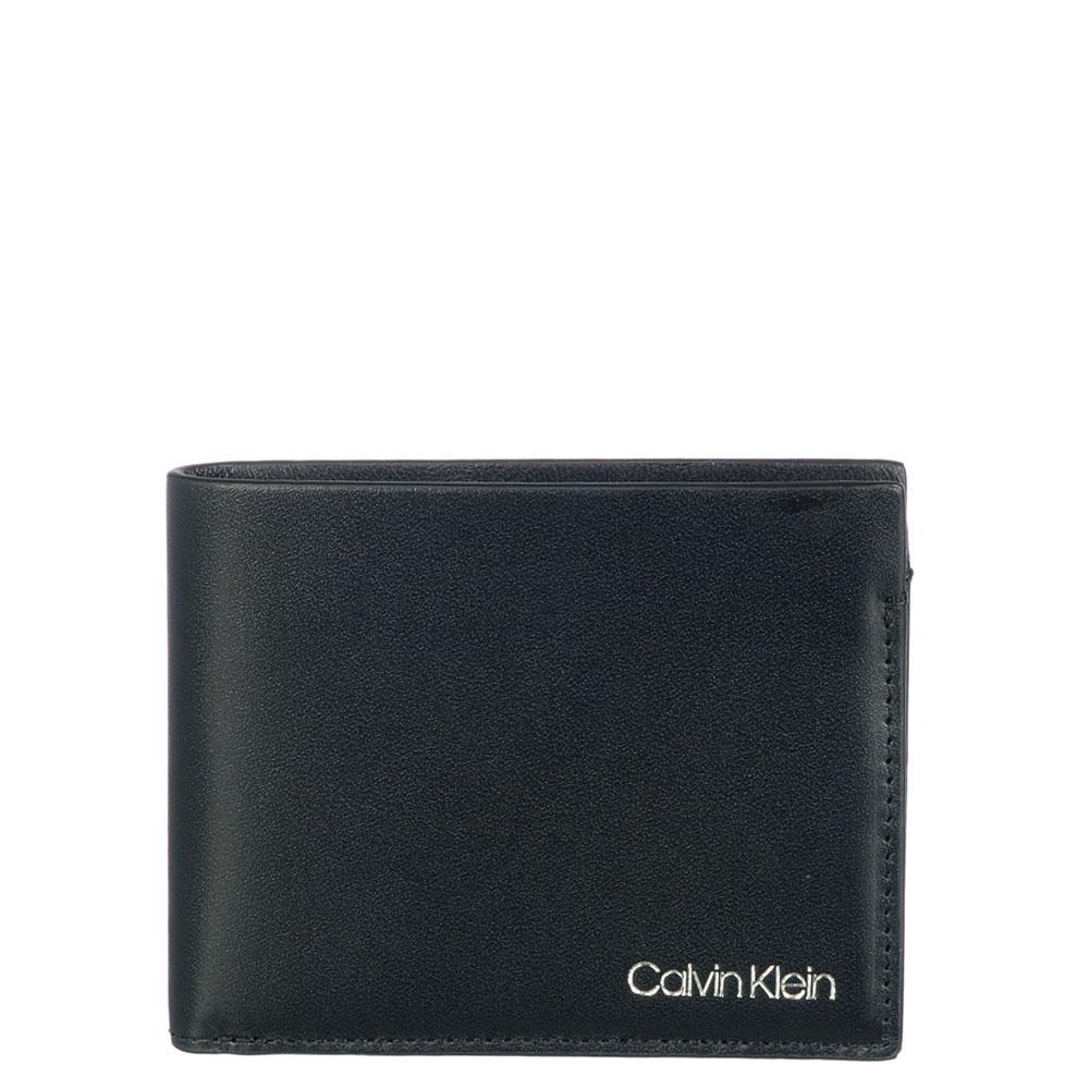 Image of <p>Porte-cartes et billets en cuir lisse Calvin Klein. <br />Petit et pratique, il possède un large rangement intérieur pour les billets, 4 emplacements pour cartes bancaires ainsi qu'un logo en relief à l'intérieur. <br />Nos photographies sont retouchée