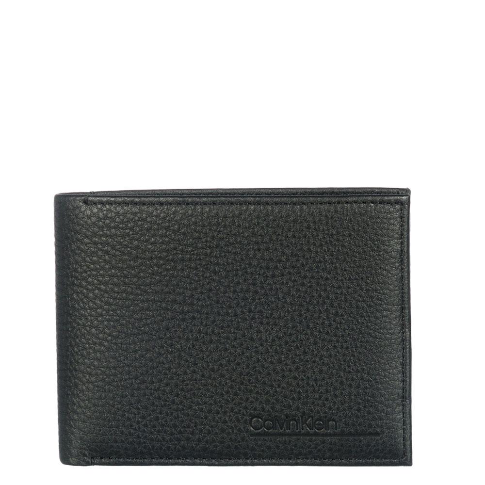 Image of <p>Porte-cartes/billets en cuir grainé Calvin Klein "CK Bombe". <br />Il peut contenir jusqu'à <strong>8 cartes</strong> format bancaire, des billets dans une double poche au dos et divers papiers ou tickets dans 2 poches plates. <br />Nos photographies s
