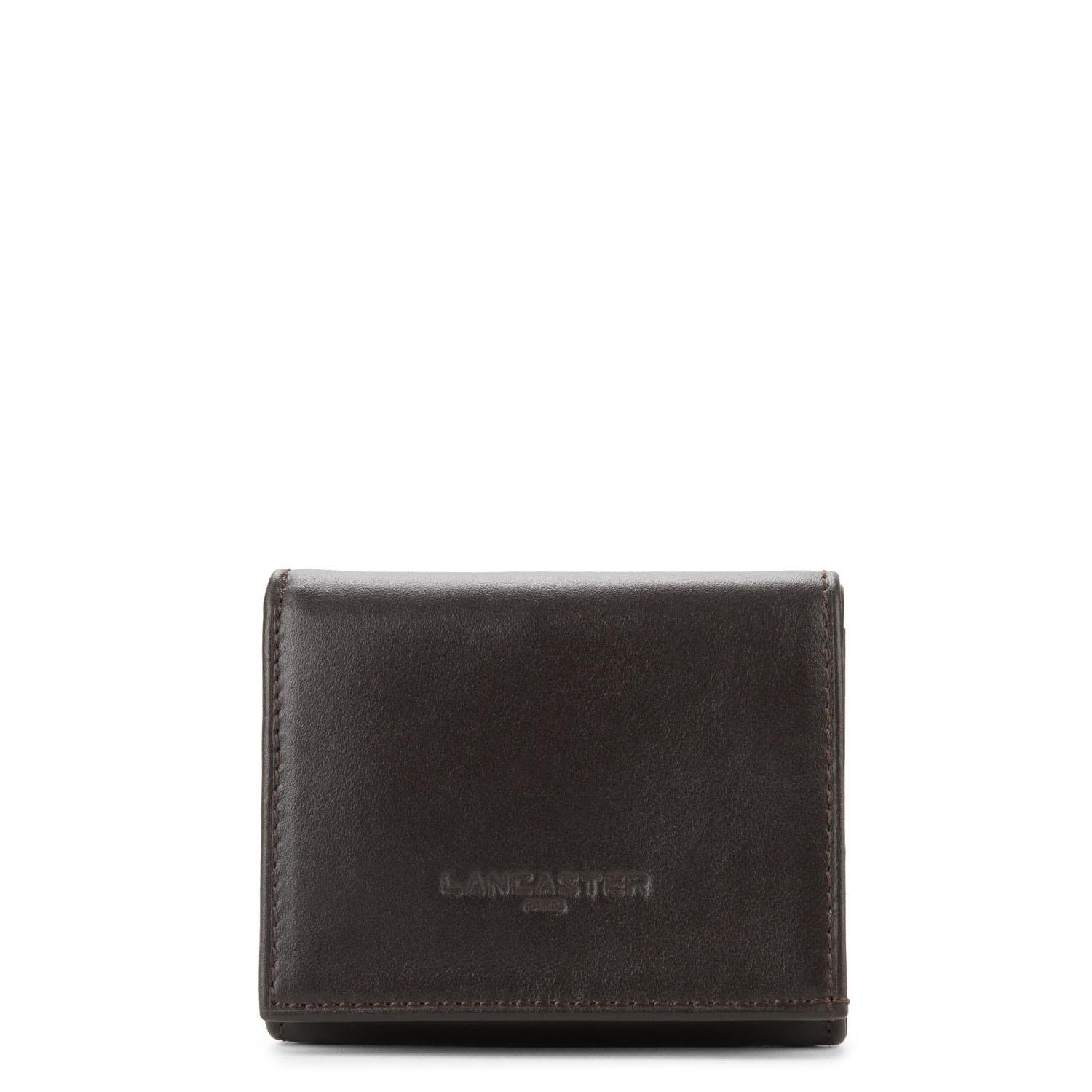 Image of <p>Porte-monnaie pour homme <strong>Lancaster</strong> de la ligne Capital. <br />Il est composé de 2 emplacements pour cartes de crédit, d'une poche à billets, d'une poche plaquée pour les reçus et d'une poche à pression pour la monnaie.<br />Nos photogr